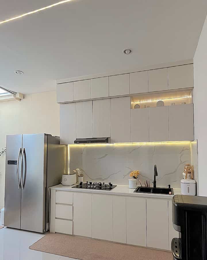 ^^Dapur dengan kitchenset minimalis^^

Area dapur ini aku maksimalkan untuk kitchenset yang full sampai plafond , dengan nuansa cream dan top table serta backsplash motif carrara, membuat kitchenset ini terasa bersih, luas, dan pastinya nyaman. 

Berikut aku share juga dengan ukurannya agar memudahkan tetangga yang sedang mencari inspirasi kitchenset🤗

#KitchenSet #KitchenSetMinimalis #BacksplashKitchen #MakeOverDapur #StylingDapur #DapurImpian #DapurSegaris