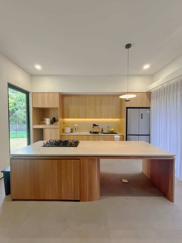 Yuk intil konsep pembuatan dapur kita! Konsep adalah dapur tertutup, tapi kita mau terlihat seamless dan tetap nyambung ke living room. Jadi kita bikin pintu sliding kaca sebagai separator antara dining dan kitchen area. 

Dapur kita adanya di ujung, dengan cross fentilation di kanan dan kiri karena kita memutuskan ga pakai cookerhood. Supaya nyaman juga ketika masak dan buka pintu, kita pakein kawat nyamuk supaya ga banyak serangga masuk. 

Meskipun nyambung dengan living room, kita bikin ceilingnya dapurnya rata setinggi 3 meter supaya ga banyak ruang kosong yang nantinya cuma jadi tempat debu, dan bisa dibikin built ini furniture yang pas. 

#MakeOverDapur #StylingDapur #DapurImpian #kitchencabinet #lightingdapur #kusenaluminium #kawatnyamuk #insectscreen #gypsum 