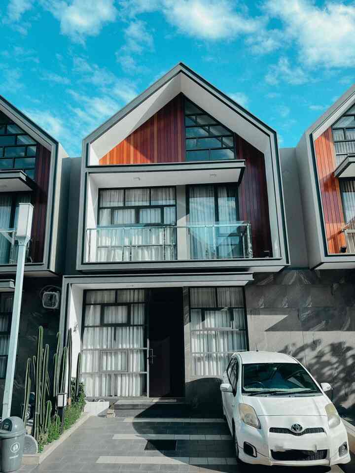 Fasad rumah kami ini memang bawaan developer, tapi jujur aku langsung suka! Gaya minimalis Scandinavian-nya tipe kita banget.

Jendela besar jadi salah satu favorit karena cahaya alami bisa masuk maksimal, bikin rumah terasa lebih lega dan hidup. Ditambah aksen hitam di jendela dan railing, tampilannya jadi makin modern. Simpel tapi tetap ada karakternya! ✨

Walaupun nggak desain sendiri, tetap cocok banget sama seleraku. Kalau kamu, suka fasad rumah model gimana?

 #InspirasiFasad #StyleFasad #FasadRumah #Fasad #Plafond
