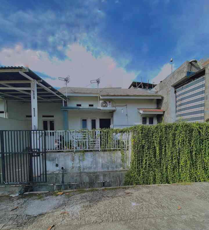 
Fasad rumah subsidi
Fasad rumah yang masih bawaan developer, untuk saat ini kita hanya merenovasi area carport dengan menambahkan keramik dilantainya.
Kita juga menambahkan tanaman lee kwan yue pada pagar agar terkesan homey, dan area rumah sedikit privasi karena ketutupan tanaman lee kwan yue.
Rumah teduh semacam rumah tumbuh, semoga fasad ini bisa bertumbuh seperti yang kita impikan.

#inspirasifasad
#stylefasad
#fasadrumah
#warnacatrumah
#tanamanrambat
