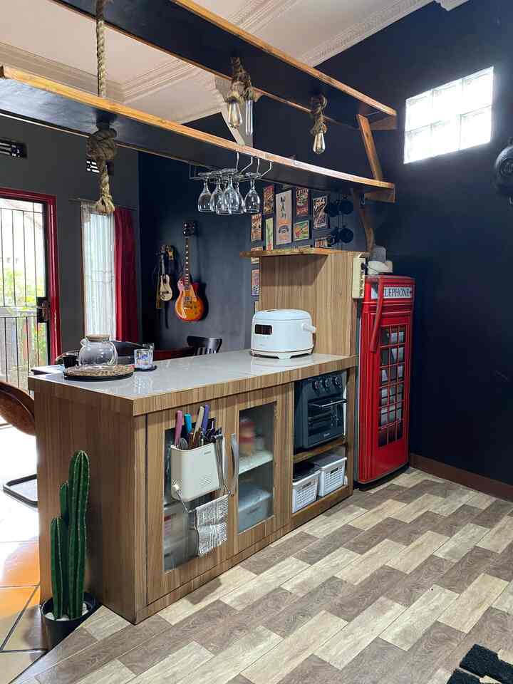 Styling kitchen bananaahome terinspirasi dari cafe yang pernah kita kunjungi, semua item dekorasinya kita beli online untuk kitchen set bawah dan minibar ini kita costum tukang di lapisi hpl taco makin eye catching yaa 


#MakeOverDapur
#StylingDapur
#DapurImpian 
#DapurAlaCafe 
#Majabardapur
#Stickerkulkas 
#Kursibar 
#KaktusArtificial 
#Rakpiringwastafel 