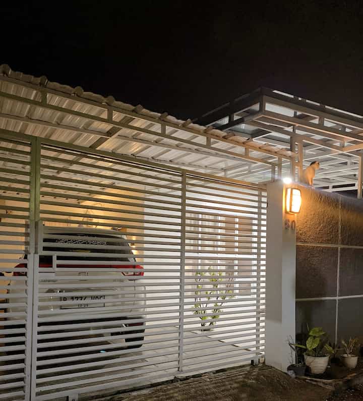 Fasad saya memang dibuat minimalist dengan dominasi warna putih pada pagar dan warna abu pada dinding kamprot.. saya sengaja buat tekstur pada dinding bagian luar agar tidak terkesan monoton.. untuk pagar, saya memilih desain yang minimalist dan simpel agar menunjang tema rumah.. saya juga menambahkan jendela besar dengan ukuran 2x2meter jadi pada siang hari, sinar matahari dapat masuk dengan leluasa..saya suka jika didalam rumah terang.. untuk pintu, saya memilih pintu berbahan kayu jati yang di vernish dan gagang pintu bentuk kotak panjang berwarna hitam sebagai aksen.. di kanan kiri pintu saya menambahkan lampu berbentuk kotak dengan cahaya berwarna kuning lembut..saya suka dengan apa yang sudah saya pilih..mungkin di kemudian hari, saya akan menambahkan beberapa tanaman di taman kering saya ini :) #pagarrumah #inspirasifasad #stylefasad #fasadrumah #catrumah #pagarrumahminimalis #plafonkaca