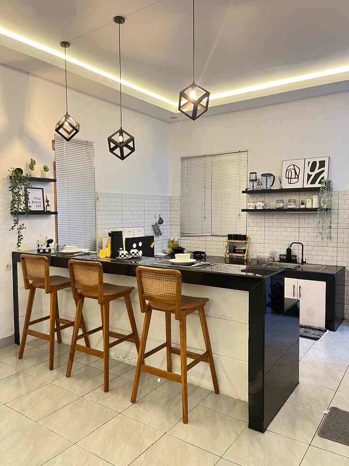 Hai selamat malam dari ruang makan dan dapur monochrome Bumi Gerrd. Sebelum tidur kami membiasakan ruangan ini bersih supaya bangun tidur menjadi lebih fresh. Ada juga disini yang punya kebiasaan sama ??

#bumigerrd #mejabarbeton #mejamakanminimalis #Kitchenmininalis #MakeOverDapur #StylingDapur #Dapurimpian #DapurMonochrome