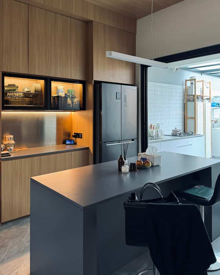 Ruang dining kita ga secara langsung menyatu dengan area dapur, karena area dapur kita ada di semi-outdoor. Supaya lebih terkesan ‘menyatu’ dan area rumah terasa lebih luas, kita rombak pintu eksisting jadi pintu kaca besar yg bisa dibuka full supaya area dining & dapur ga ada sekat. Tapiii, kita pake pilihan konsep dan warna yg berbeda di area dining & dapur supaya suasananya fresh setiap lewat area berbeda😆🤍 
#lampugantungminimalis #kursibar #idedapurminimalis #mejaisland #MakeOverDapur #StylingDapur #DapurImpian