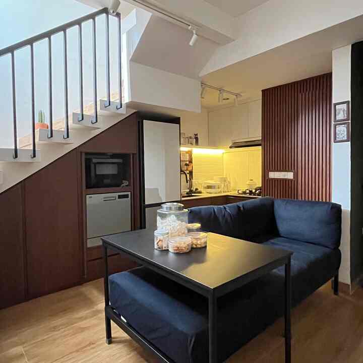 Kitchen impian sejak zaman gadis 😌 padahal dulu ga ngebayangin akan real punya dapur sendiri. Puji Tuhan akhirnya punya.. 
semua furniture di dapur pastinya custom, supya menyesuaikan posisinya yang ada dibawah tangga. Karena dapur ini mungil jadi ga kita kasih item dekoratif, dekoratif yang kita buat lebih ke elektronik.. sebisa mungkin cari elektronik yang mirip2.

Kitchen ini terinspirasi dri rumah2 jepang, eksotisnya nuansa kayu tua (old) dipadankan dengan warna putihnya backsplash.
Kalau mau buat kitchen set please bner2 dipikirin ya.. dan supaya ga banyak maintenance sebisa mungkin semua barang punya rumahnya ❤️


#MejaMakanMinimalis #KitchenSet #HPLKitchenSet #DapurMinimalis #DapurL #ElektronikDapur #MakeOverDapur #StylingDapur #DapurImpian