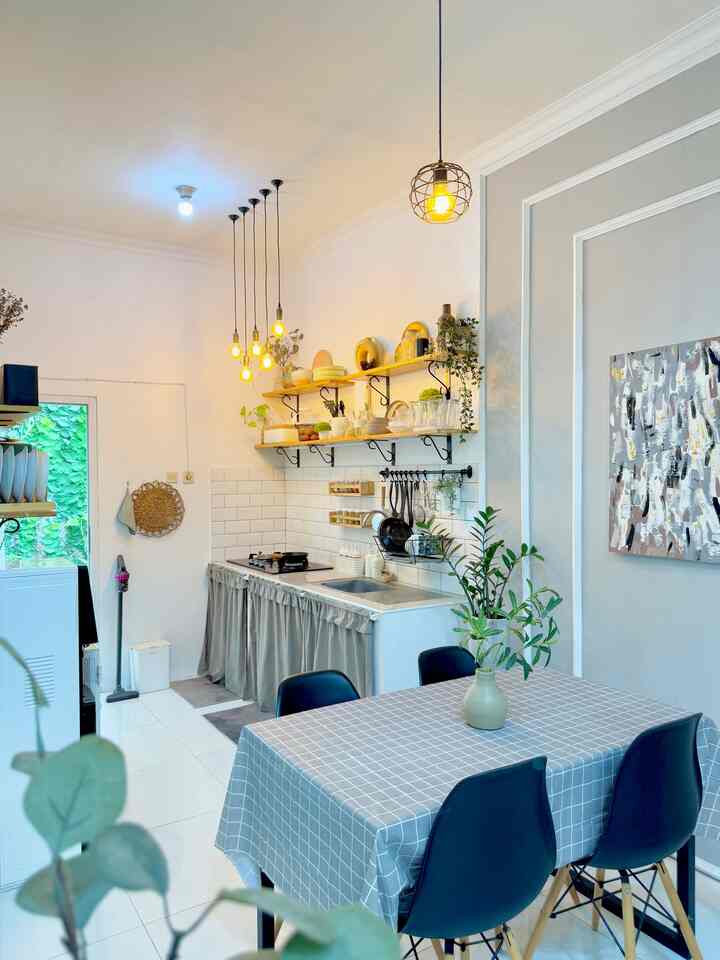 🔆 Kitchen & Dining Styling 🔆

Area dapur dan ruang makan ini menyatu, jadi sebisa mungkin tema dan warnanya juga harus senada, supaya tidak bertabrakan dan lebih selaras.
Setelah mengalami musibah kitchen set dimakan rayap sampai hancur, aku menggunakan ambalan dari kayu jati belanda sebagai penggantinya, karena budgetnya terbatas. Di atas ambalan aku menaruh berbagai macam barang yang memang digunakan untuk kegiatan memasak, tapi sebisa mungkin aku cari yang juga bisa jadi unsur dekorasi.
Untuk ruang makan, sengaja aku hanya meletakkan sedikit barang di atas meja, supaya bisa leluasa menaruh makanan dan makan bersama keluarga, karena ukuran meja makan ini hanya 80x120cm saja, terbilang agak pas-pasan untuk 4 anggota keluarga.
Di area meja makan sengaja tidak dipasang karpet, supaya memudahkan anak kecil menarik kursi ketika hendak duduk.
Karena ukuran kitchen & dining di rumah kami tidak terlalu luas dan cenderung pas-pasan, sebisa mungkin aku meminimalisir barang-barang yang terlihat di area ini, khususnya yang kurang aesthetic, agar tidak terkesan sumpek, jadi barang-barang tersebut aku simpan di dalam lemari besi atau di bawah meja dapur.

#DapurLowBudget
#AmbalanKayu
#LampuGantung
#BackSplash
#KeramikBevel
#MejaMakan
#MejaKayu
#KursiCafe
#MakeOverDapur
#StylingDapur
#DapurImpian