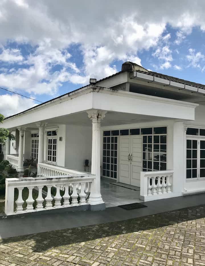 Rumah jadul dengan cat yang sudah sangat kusam ini mungkin sekilas terlihat tidak menarik atau malah menyeramkan. Tapi dibalik kesan tua dan tidak “inviting” ini, bisa jadi ciri khas ditengah gempuran rumah dengan desain modern dan minimalis. Aku pribadi juga dulu ga suka dengan bentuk rumah ini, tapi lama-lama hal ini jadi nilai lebih kareka karakternya yang sangat kuat. Ke depannya aku berencana renovasi kuaen dan jendela karena sudah mulai rapuh tapi tidak akan merubah ada yang dirubah dari segi struktural. 

#catrumah #InspirasiFasad #StyleFasad
#FasadRumah #rumahklasik #rumahjadul