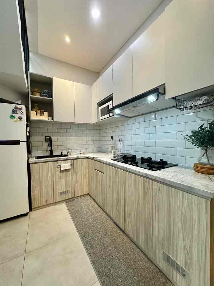 Bikin dapur clean looks ala rumah de mahendra ✨✨

Buatku pribadi, aku suka dapur yang ga terlalu banyak perintilan. Jadi aku usahakan semua yang bisa masuk ke kabinet, aku simpan dikabinet tertutup. Untuk peniris piring dan lainnya aku usahakan menggunakan warna yang netral seperti putih, transparant supaya lebih terlihat clean.
#MakeOverDapur
#StylingDapur
#DapurImpian
#ModernIndustrial
#Dapurcleanlooks
#KitchenandDiningroom
#homestyling
#homedecor