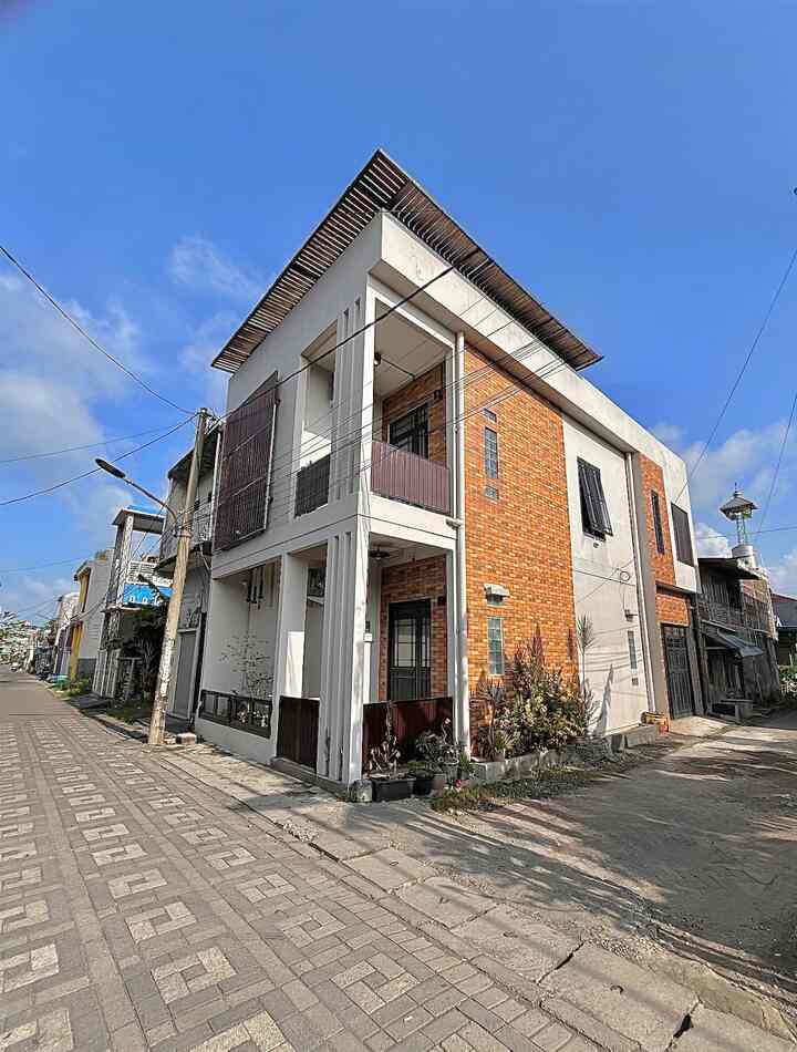 Fasad Roemah Pakal , sangat sederhana hanya berbentuk kotak persegi yang diberi aksen keramik motif bata dan terdapat kayu besi holo dan kayu bengkirai untuk pagar teras, pagar balkon , second skin pada jendela lantai atas yang menghadap ke selatan serta pemanis untuk atap fasad juga terbuat dari besi holo dan kayu bengkirai

Serta taman yang ada di depan rumah dan samping rumah yang sangat minimalis sekali karena menyesuaikan dengan pemilik rumah yang kadang mengurus taman sesuai mood 😀

Semoga menginspirasi #fasadrumah #keramik #kayubengkirai #rumahindustrial #industrialdesign #rumahminimalis #Terasrumah #inspirasifasad #stylefasad