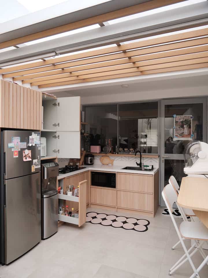 Styling kitchen & dining area
—
Dapur semi outdoor ini berisi kitchen set dengan bentuk L-Shape dan foldable meja bar  yang bisa dilipat dan dibuka sesuai kebutuhan. 
Terdapat 2 jenis atap dari dapur ini yaitu atap dak beton dan extensionnya berupa kanopi baja dengan penutup solarflat yang dilapisi kisi-kisi conwood untuk menambah nilai estetika.
Kami memilih material top table solid surface karena memiliki tingkat keawetan yang tinggi dan motif yang beragam✨
—
#HPLKitchenSet #KisiKisiKayu #AtapTransparan #MakeOverDapur #StylingDapur #DapurImpian #KitchenStyling #KitchenInspo