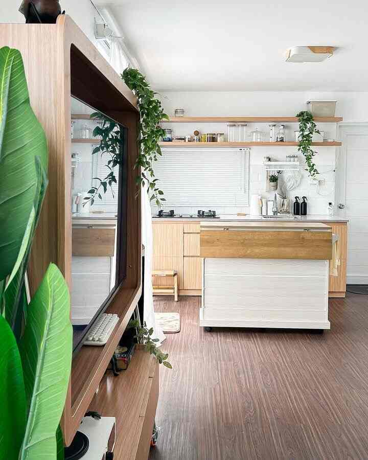 Untuk kitchen dan dining kita memadukan warna putih, hijau dan kayu agar terkesan natural dan segar. Dengan konsep open space ditambah kita menggunakan sliding door jadi memungkinkan untuk melakukan beragam aktifitas dalam satu wkt menjadi lebih cepat.

#makeoverdapur #kitchenset #kitcheninterior #kitchenndining #topleskaca #komporlistrik #stylingdapur #dapurimpian