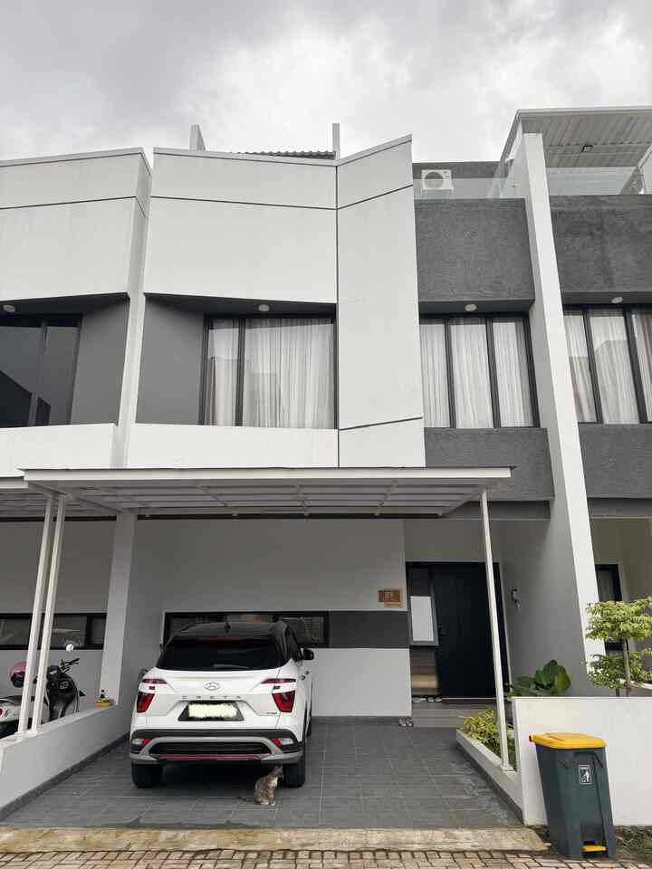 Ini adalah fasad rumahku!
Masih bawaan developer jadi belum nyambung sama interior rumah.. kalau dari pihak developer udah mgebolehim ubah fasad (dan dananya sudah cukup) rencana mau ganti fasad dengan tema serupa seperti interior rumah yaitu japandi natural. 
Tapi untuk sementara kami juga sudah cukup dan nyaman dengan fasad ini.. 😍 #inspirasifasad #stylefasad #fasadrumah #catrumah #catdindingeksterior #eksteriorrumah 