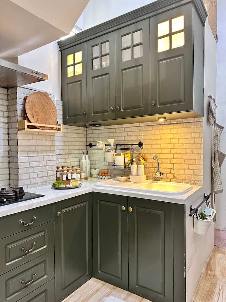 Kabinet dapur dipilih bahan dari kayu agar memudahkan untuk mengatur lebar masing masing ruang dan laci penyimpanan serta untuk bisa mendapat motif router yang diinginkan untuk pintu kabinet, untuk menghemat budget beberapa pekerjaan ada yang langsung dikerjakan sendiri sm PakSu

#kitchensetkayu #countertopgranit #sinkmarble #dapurmungil #makeoverdapur #stylingdapur #dapurimpian #bandaaceh