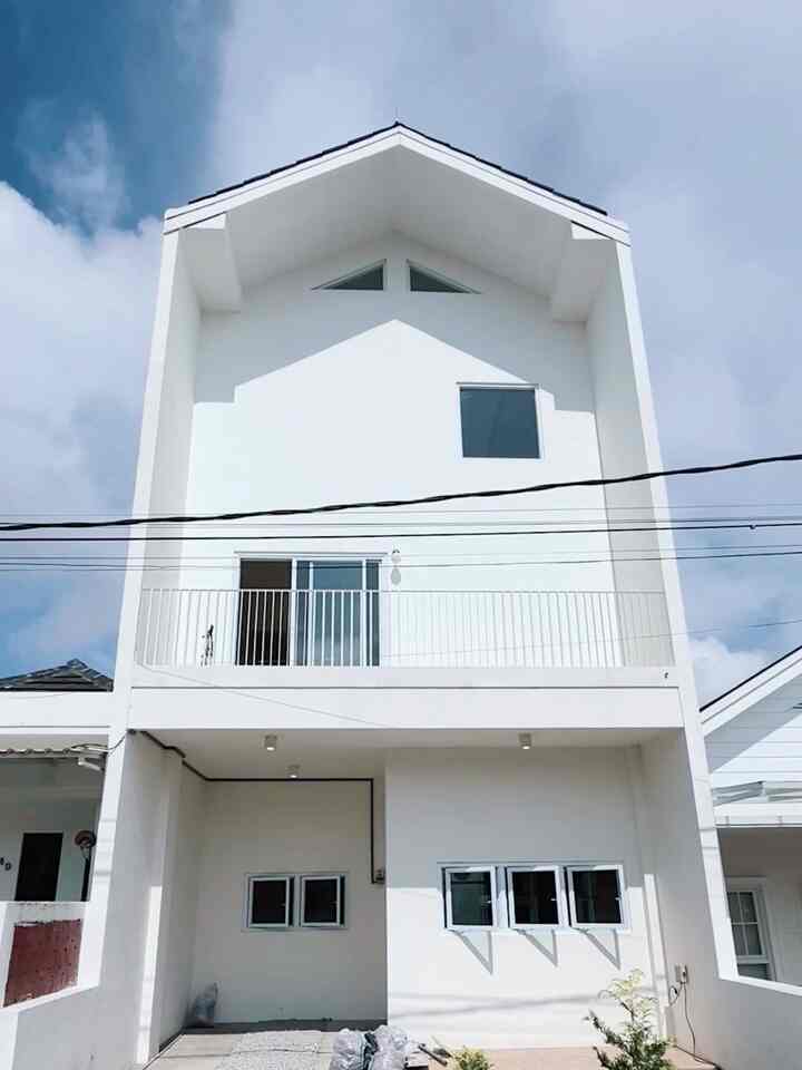 HallooooOooo again di #RumahSeupil 🏡

Rumah dimana fasadnya dibikin super simpel, datar aja tanpa lekuk/ukiran, lurus tanpa adanya variasi, dan dihiasi oleh jendela saja.

Alasan utamanya? Hemat budget, efisiensi lama kerja tukang, dan juga memang pengen sesimpel itu kayak kebanyakan rumah-rumah Jepang. Sekarang masih dibuat tanpa pagar biar lebih luas aja sih dan ga sumpek, plus ini cluster kecil yang tidak langsung menghadap jalan raya jadi aman juga.

#InspirasiFasad #StyleFasad #FasadRumah #RumahMinimalis #RumahJepang #RumahRamahBudget #InspirasiRumah #RumahCompact #RumahOpenSpace