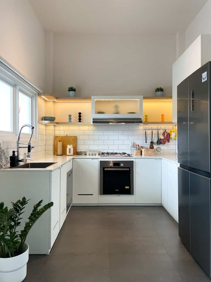 Ku bisa berlama-lama di dapur ini 👀 selalu semangat masak bikin apapun disini sambil ngonten which is so productive!

Dari dulu selalu kepingin punya dapur bagus yang estetik biar bisa aktif ngonten masak. Alhamdulillah kesampaian juga dengan segala isiannya yang tick all my wishlist items! Lagi-lagi kiblatnya adalah The Sims 😂 even di game pun karakter ku pasti dibikin yang suka masak dan berlama-lama di dapur~

Dreams do come true! #RumahSeupil

#MakeOverDapur #StylingDapur #DapurImpian #DapurMinimalis #DapurKecil #DapurEstetik #InspirasiDapur #KabinetDapur #IdeDapur