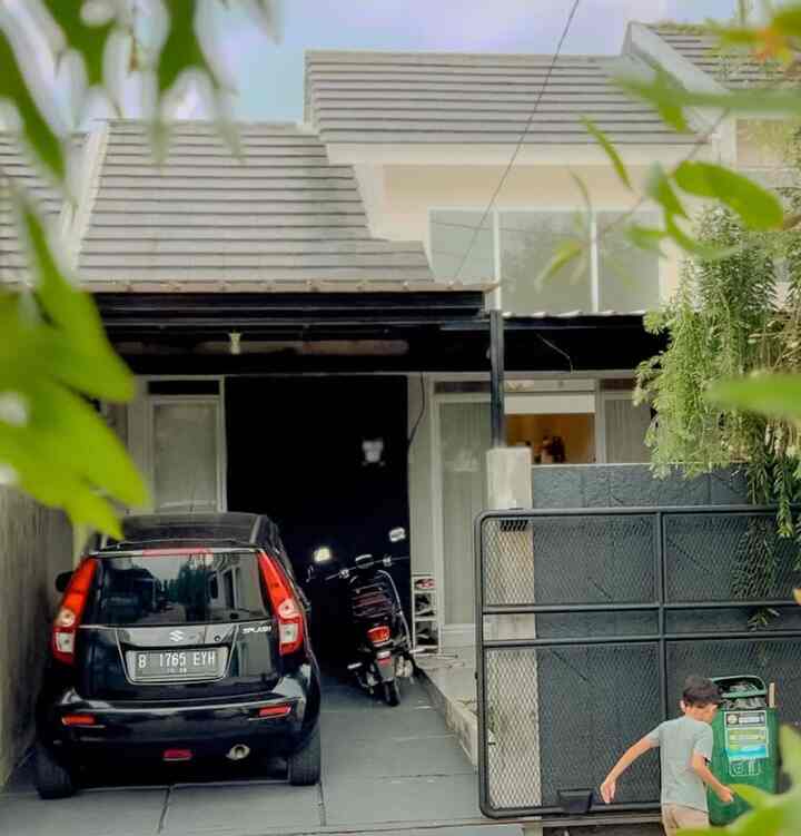 Ini adalah wajah atau fasad dari rumah kami yang berdiri dalam cluster. Kami menambahkan pagar tembok dan pagar besi untuk kenyamanan, privasi dan keamanan.

Design developer dengan nuansa hitam putih kami pun menambahkan pagar dan kanopi serta aksen bata tempel di area teras depan sehingga memberi kesan industrial di fasad ini.

#catgarasirumah #pagarindustrial #kanopibajaringan #pagarexpanda #catpagarrumah #batatempel #inspirasifasad #stylefasad #fasadrumah