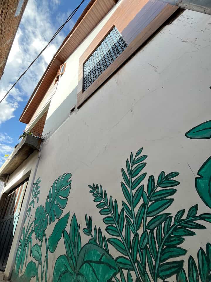 Fasad rumah ini merupakan kombinasi modern minimalis, industrialis dan japandy style, walaupun lokasinya ada di gang, namun ke estetikan rumah sudah mulai terlihat berbeda dengan yang lain. Dengan material listplank GRC yang dibuat seperti model kayu dipadukan dengan roster yang kami cat berwarna navy menjadikan ciri khas rumah ini.
 #fasadrumah
#plafonpvc
#rostertapakkakikucing
#pagarrumah
#semenexpose
#lisplankgrc
#terasrumah
#catexterior
#catrumah
#kursiterasrumah
#inpirasifasad
#stylefasad
#warnacatpagar