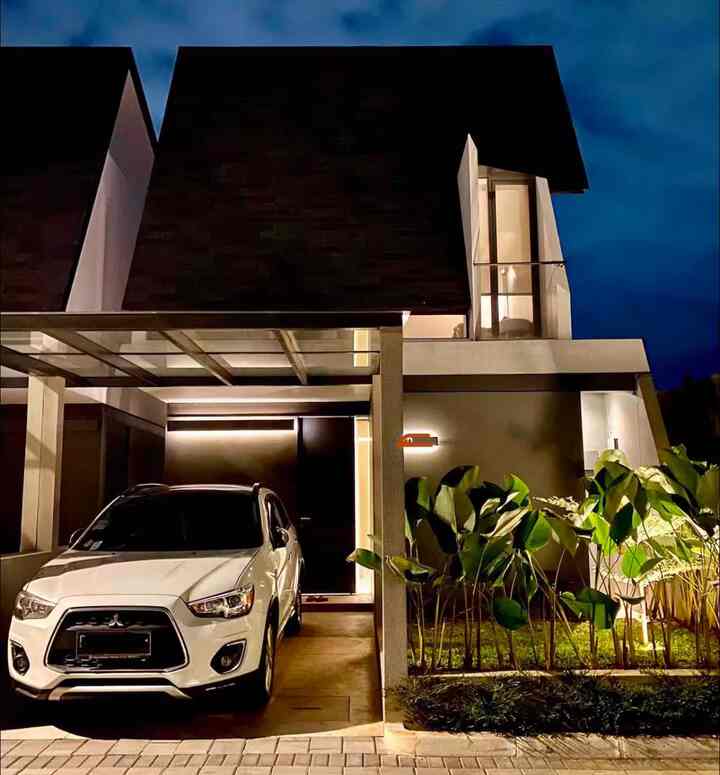 Selamat Datang di Monokuro House, rumah yang lahir dari cinta kami dan kami ingin para tamu merasakan cinta yang sama saat menginap di sini.
Fasad rumah ini mengalami perubahan seiring waktu. Ada saat di mana Calathea di depan masih pendek, dan ada pula saat ia tumbuh rimbun, memberikan sentuhan alami yang dinamis. Kami memilih Calathea karena daunnya yang unik dan warna kontrasnya yang elegan, Sementara itu, Ketapang Kencana dipilih karena bentuknya yang anggun.
Para tamu tersayang kami selalu mengatakan bahwa fasad rumah ini terasa welcoming sekaligus elegan. Mungkin karena kombinasi warna dark grey pada dinding dan atap yang memberi kesan sejuk, namun diseimbangkan oleh bentuk rumah yang minimalis dan tanaman yang memberi kehangatan.
Kami berharap, setiap tamu yang datang ke Monokuro House bisa merasakan kehangatan yang sama persis seperti pulang ke rumah. #warnacattembok #atapbitumen #calathea #ketapangkencana #idetanamanhias #tanamanhias #tanaman #inspirasifasad #stylefasad #fasadrumah