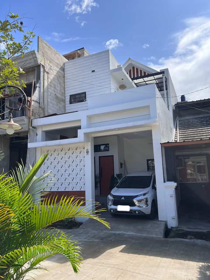 Setuju sih kalau fasad adalah wajah rumah. Banyak yang bilang fasad rumahku iconic. Meski sebelumnya ada drama dalam proses pembuatannya yang berbeda dari desain awal. Aku pilih warna dominan putih dengan akses roster biar ga monoton dan kombinasi lisplang GRC biar semakin mempercantik rumahku. Dibalik roster tersebut ada teras kecil dengan jendela aluminium dan pintu engineering hpl. Semakin "menyala" fasad rumahku di malam hari karena aku pakai berbagai aksen lampu. 

#pagarroster #rosterbeton #lisplang #toapaint #cattembok #bataeskpos #batatempel #lampugantung #jendelaaluminium #inspirasifasad #stylefasad #fasadrumah