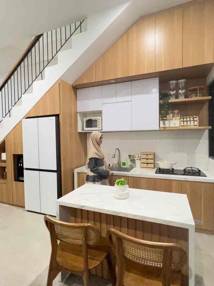 Dapur rumahku adalah dapur minimalis, hanya segaris dengan panjang ukuran meja dapur 2,4m. Aku bikin kitchen set full plafon untuk memaksimalkan penyimpanan. Meski begitu tetap memperhatikan fungsional dapur dan alurnya. Mengusung tema wood white dengan perlengkapan dapur yang senada membuat dapurku terlihat cantik estetik. Aku juga tambahkan kitchen island portable yang jug bisa digunakan untuk meja makan. Makin cantik aku pasangkan dengan kursi kacang jati kombinasi rotan alami. 

#dapur #dapurwoodwhite #dapursegaris #dapurmungil #dapurestetik #dapurminimalis #kitchenset #kitchsensetfullplafon #kitchsenisland #kitchenislandportable #makeoverdapur #stylingdapur #dapurimpian