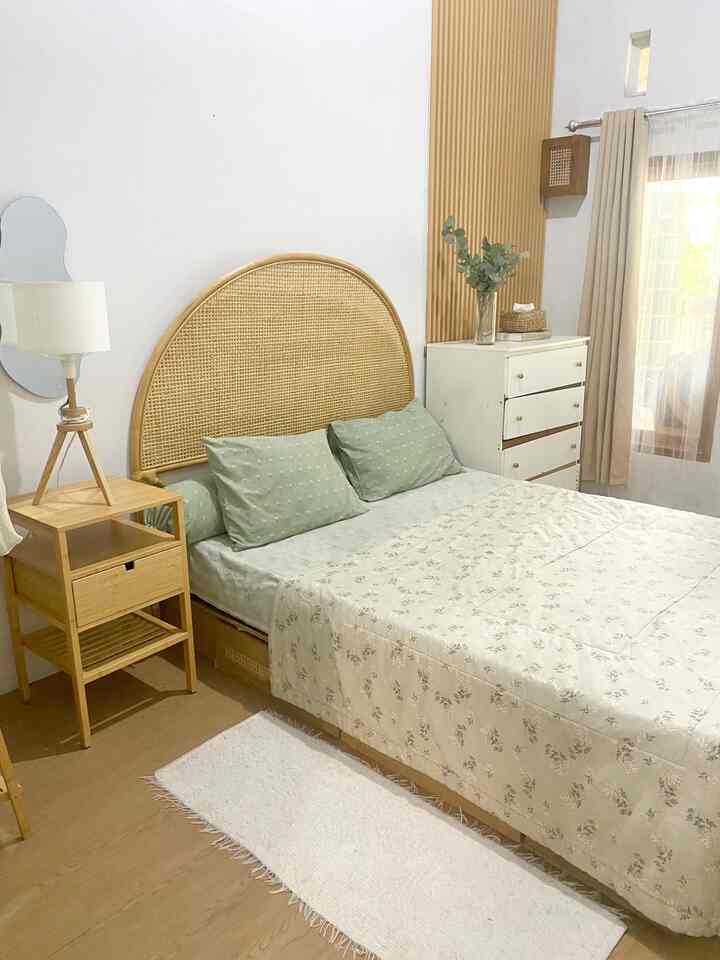 Haloo perkenalkan aku adiba, selamat datang di rumah kediaman adiba
Kali ini mau share master bedroom di rumah ini. Master bedroom ini paling besar di rumah ini dengan ukuran 3,5 m x 4 m
Aku decor secantik mungkin agar nyaman untuk ditempati. Dengan mengusung konsep japandi scandinavian (white and wood) aku tambahkan headboard dipan rotan yg aku custom dgn tinggi 80 cm dan panjang 160 cm. 
Selain itu aku tambahin nakas di samping tempat tidur dari nordkisa ikea berbahan bambu yg senada dgn tema kamar ini

Untuk menutupi tembok yg lembab dan menpercantik ruangan, aku pasang wallpanel wpc dengan warna yg senada juga
Semoga menginspirasi ya 🥰🥰

#inspirasibedroom #stylebedroom #kamartidurrumah #headboarddipan #kamarminimalis #dipanjapandi #wallpanel #kamarjapandi #kamarscandinavian