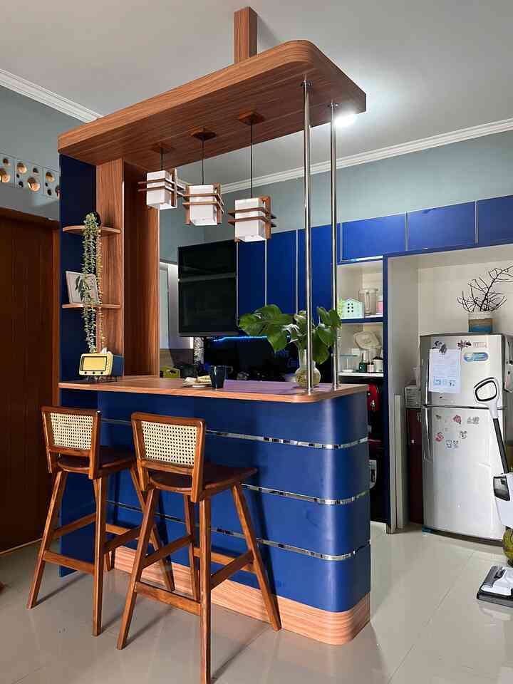 Warna navy merupakan warna yang mengandung makna kekuatan dan elegan, sentuhan kayu juga menambah kesan hangat dan natural, untuk itu kitchen set ini bertemakan Navy Wood.
Desain kitchen set U dengan ukuran minimalis ini memberi keleluasaan yang ketiga sisinya dibagi menjadi area mencuci, area memasak dan area saji berkonsep mini bar. Aplikasi minibar menjadi favorit keluarga karena langsung berhadapan dengan ruang keluarga. 

#dapurimpian
#stylingdapur
#makeoverdapur
#desainkitchenset
#dapurminimalis
#dapurmodern
#dapurmungil
#minibar
#dapurcantik
#diningroom
#kitchenset