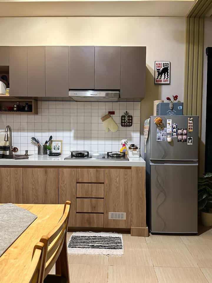 Dapur di rumah ini dirancang menyatu dengan area ruang makan untuk memaksimalkan penggunaan ruang yang terbatas. Penggunaan furnitur didominasi oleh bahan kayu.

#kitchenset
#mejamakanminimalis
#dapurkecil
#ruangmakan
#backsplash
#MakeOverDapur
#stylingdapur
#DapurImpian