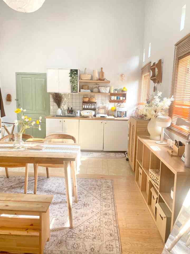 Konsep rumah kami mengusung konsep open space dmna living dining dan kitchen menjadi 1 ruangan. Untuk dapur kami memilih dapur jadi knoxhult dari ikea. Dapur kami terdiri dari 2 kabinet dengan ukuran panjang 80 cm dan 120 cm dan masing masing ketinggianya 75 cm. Bahan dari kitchen set ini dari particle board  berkualitas tinggi jadi sangat kokoh dan kuat. Kitchen set ini bisa dipasang dgn kompor tanam atau kompor induksi. Sedangkan kami memilih kompor induksi karna dapur ini kami fungsikan sebagai dapur kering. Tak lupa kami tambahi sentuhan dekorasi pada ambalan yaitu berapa artificial plants, tissue, teko siul dan jg keranjang telur

Sedangkan meja makan satu set ini kami styling sendiri dmna meja, kursi dan bangku di beli terpisah. Meja ini dari bahan kayu jati dengan ukuran panjang x lebar x tinggi (120 cm x 60 cm x 75 cm). Begitu pula dengan 2 kursi dari bahan kayu jati yg kami pesan dari jepara.
Untuk bench/bangku panjang kami memilih dari perjohan ikea bahan dari kayu pinus yg terdapat storage kecil bagian bawahya
Semoga menginspirasi ya 🥰

#dapurminimalis #dapursegaris #dapurmodern #dapurmungil #makeoverdapur  #stylingdapur #dapurimpian #dapuridaman #dekorasidapur #dapurknoxhult #dapurikea