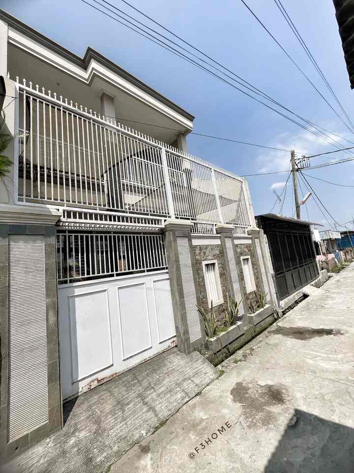 Gaya fasad kediaman ini adalah Fasad Minimalis Modern dengan sentuhan alami, karena ingin rumah yang simple, elegan tapi tetap terasa hangat.
Aku pakai kombinasi material batu alam yang bikin Fasad tetap hidup dan warna cat dinding yg bikin adem.


#pagarrumah #pagarrumahminimalis #warnarumah #warnacatpagar #catrumah #kursiteras #kursirotan #inspirasifasad #fasadrumah #stylefasad #fasadminimalis #pagarbatualam #plavongypsum