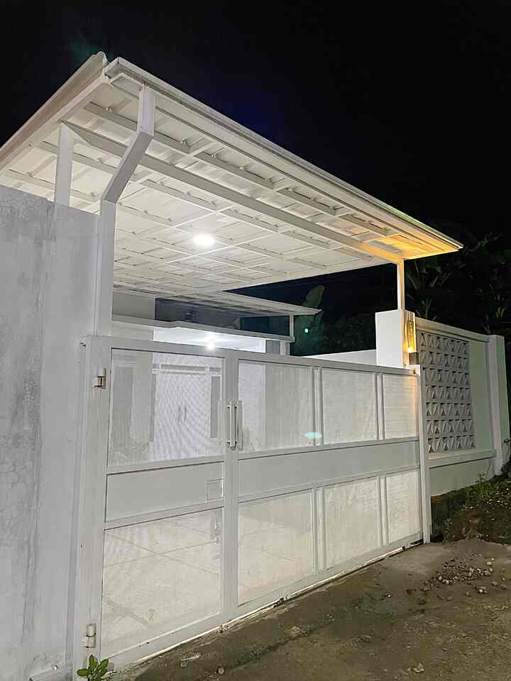 Fasad minimalis yang di dominasi warna putih. Kami sengaja memilih tema minimalis karena menyukai warna terang untuk exterior. Memang warna putih banyak maintenance dan mudah kotor. Tapi warna putih memberi kesan luas dan minimalis 🤍

#InspirasiFasad #StyleFasad #FasadRumah #FasadMinimalis #PagarPlatPerforated #KanopiAlderon #RoasterBeton #LampuOutbow