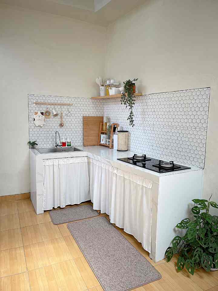 Kitchen area that does not have a kitchen set. This kitchen adopts a minimalist concept, according to its size. The dining table is also located in the kitchen area. For kitchen decoration, only a few decorations were deliberately added so that it does not look full/messy. And the choice of decoration is dominated by white, brown and black. 

#MakeOverDapur #StylingDapur #DapurImpian #DapurMinimalis #BacksplashDapur #GordenKolongDapur #RakNereby #KitchenMat