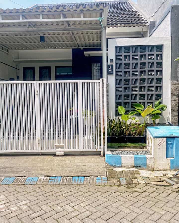Fasad rumah minimalis 1 lantai yang kami optimalkan manfaatnya, mulai dari carport dan taman kering yang sederhana tapi masih nyaman untuk digunakan.
Semoga menginspirasi ✨🫶

#InspirasiFasad #StyleFasad #FasadRumah #FasadMinimalis #iKanopirooftop #RosterBeton #RumahMinimalis #FasadMonochrome