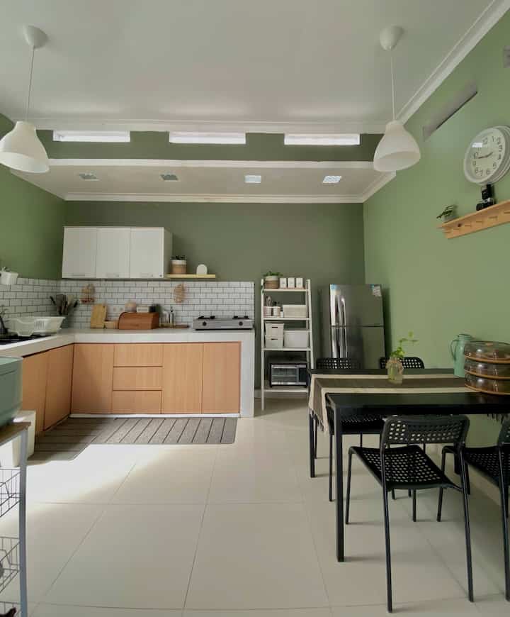 
Dapur dengan tema open space yang menyatu dg dinning room, sebagai batasan dengan living room kita memberikan sentuhan Arch (lengkungan) sehingga menambahkan kesan aesthetic.
Untuk kitchen set pemilihan Hpl dari TACO  kita sesuaikan dengan tema rumah japandi minimalis yaitu white and wood, ditambah dengan backplash kotak kotak putih dan top table granit warna putih menambah kesan minimalis dengan warna senada, kita juga menambahkan open shelf wall untuk menambah sedikit dekorasi agar terkesan tidak monoton.
Di area dining room, kita menambahkan meja makan minimalis berwarna hitam, ditambahkan rak ambalan diatasnya untuk tempat dekorasi.

#makeoverdapur
#stylingdapur
#dapurimpian
#catdapur
#mejamakanminimalis
#kitchensetminimalis
#backsplashkitchen
#rakambalan
