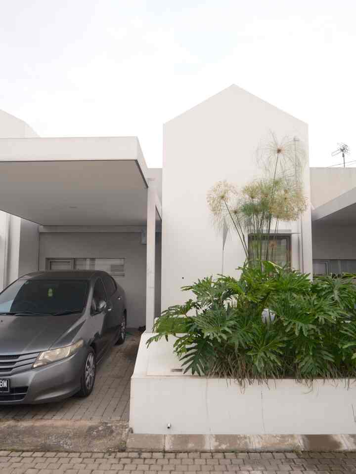 Fasad Minimalis untuk Rumah Serba Putih
—
Fasad ini menerapkan tema “Less is More”, clean tanpa ornamen dan didominasi warna putih.
Untuk menyegarkan suasana fasad agar tidak terkesan gersang, area halaman depan tetap dipertahankan dan ditumbuhi dengan berbagai tanaman hias yang juga berfungsi sebagai elemen estetika🍃🏡

#CatBesiKanopi #CatEksteriorPutih #Philodendron #InspirasiFasad #StyleFasad #FasadRumah #FacadeInspo #FacadeDesign