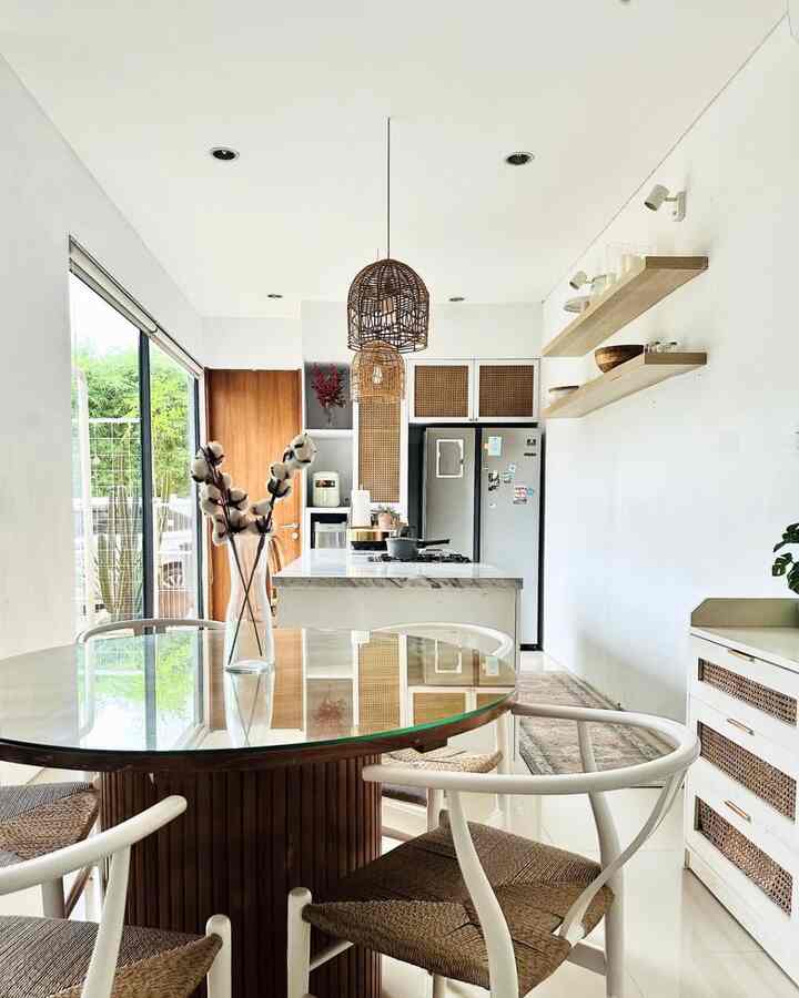 This is the kitchen and dining room in my house. I deliberately combined them to make it simpler and more comfortable to use for gatherings. While cooking, I can chat with those sitting at the dining table. I really like the rattan and wood elements, making the atmosphere warm and cool. The light from the big window also makes the room very bright, no need for lots of lamps during the day.

How about it, does it look comfortable?

#jatiwoodchairs #drawerduco #dapurduco #dapurputih #dapurmodern #rakdinding #lampusorot #marblecountertop #kursibar #MakeOverDapur #StylingDapur #DapurImpian #DreamKitchen #NordicHome #TheABChaven