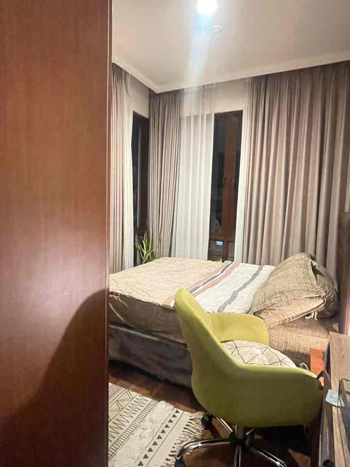 Beginilah suasana Master bedroom di apato.ra pada malam hari, ambience yg tercipta membuat ruangan tampak nyaman untuk beristirahat. 
Dipastikan saat balik ke rumah keadaan kamar itu tertata rapih, agar saat pulang dengan keadaan lelah, jadi merasa lebih tentram dan nyaman.

#kursiestetik #rug #masterbedroom #Inspirasibedroom #inspirasikamartidur #Stylebedroom #kamartidur #ideruangtidur #bedroom 