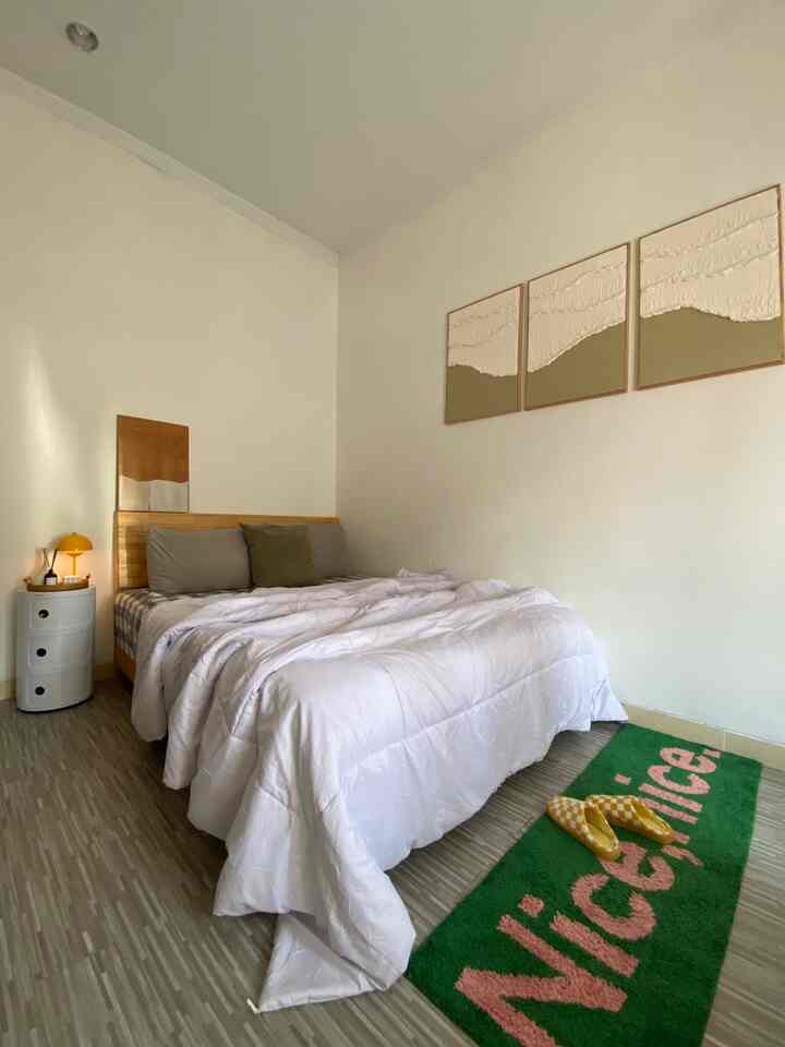 Salah satu tempat favorit dirumah, tempat melepas lelah dan tempat yg selalu di tuju setiap malamnya rasanya tuh wahh relax 💕 

Kalau tetangga tempat favorit dirumah apa nih?

#wallart #walldecor #karpetkamartidur #mejanakas #lamputidur #catkamarminimalis #bedcover #inspirasibedroom #stylebedroom #bedroom