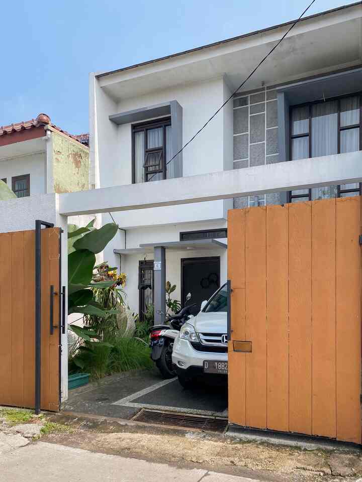 Wajah pertama dari rumah—fasad! ✨🏡

Dari pagar kayu yang tinggi untuk menjaga privasi, jendela besar supaya cahaya alami maksimal masuk, hingga detail dinding yang bikin tampilan lebih dinamis—semuanya jadi cerminan karakter rumah ini. Simpel, modern, tapi tetap terasa homey. Plus, sentuhan hijau di sudut halaman bikin suasana makin segar!

#CatRumah
#CatDinding
#PagarRumah
#PagarRumahMinimalis
#LantaiGarasi
#LantaiCarport
#InspirasiFasad
#StyleFasad
#FasadRumah