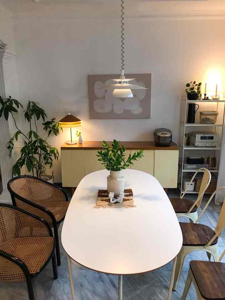 Ruang makan dan ruang tamu yang dipisahkan meja bar. Memberi kesan lebih luas, tambahan coubter top dan tempat untuk duduk. Penggunaan open shelves di satu sisi untuk penyimpanan sekaligus focal point di dapur. Barang yang dipajang pun memang keperluan sehari-hari dan secara visual enak dilihat.

#dapurmininalis #openshelves #MakeOverDapur #StylingDapur #DapurImpian #indoorplants