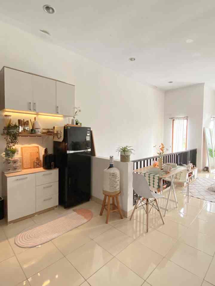 Kitchen set low budget versi aku :

1. Kitchen set yang ada di e-commerce spent sekitar 1 jutaan (atas bawah)
2. Ambalan rak dinding 90k
3. Dining area (meja kursi) 600k

Untuk kebutuhan basicnya aku spent gak sampai 2juta untuk beli furniturenya, dan barangnya lun awet sampai sekarang yaah, untuk detailnya bisa klik link biru yaa

#mejamakan #kitchenset #kesetdapur #lampuled #catrumahminimalis #rakdinding #vasbunga #tablerunnee #makeoverdapur #stylingdapur #dapurimpian
