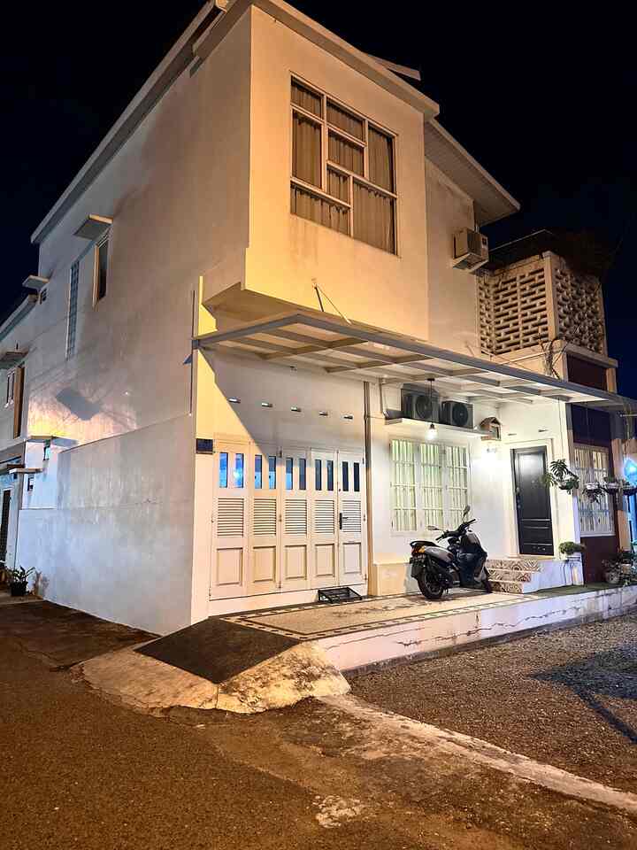 Planning awal pembangunan rumah ini "Minimalis" seiring berjalan kok jadi jatuh cinta sm "Farm House", pada daun jendela diberi sedikit aksen dan di satu sisi dinding menggunakan bata ekspose agar lebih menguatkan lagi tema yang diusung

#kanopibesi #inspirasifasad #modernfarmhouse #fasadrumah #bandaaceh