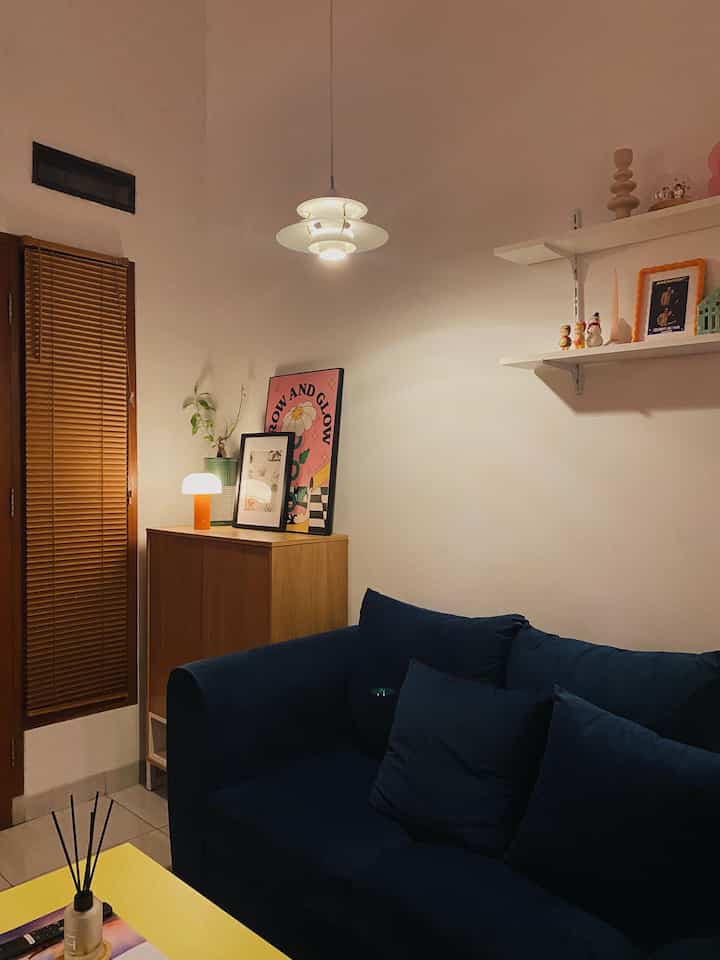 Salah satu sudut di area living room yang kami gunakan sebagai mini foyer yang juga berfungsi sebagai tempat lemari sepatu ala Japandi.

Meski rumah dengan luas living room yang terbatas, kami mencoba memberikan space sebagai pembatas antara pintu masuk rumah dengan area living room ✨

Konsep yang kami pakai untuk sudut ini menggabungkan Japandi dengan sentuhan mid-century modern. Misalnya dengan pemilihan lemari sepatu dan tirai venentian blind bergaya Japandi, dipadudankan dengan item dekorasi mid-century modern, seperti lampu gantung vintage, lampu meja berbentuk jamur, hingga poster bernuansa colorful 

#tirairuangtamu #lemarisepatu #raksepatu #minifoyer #inspirasifoyer #stylefoyer #foyerrumah #rumahmungil #japandi #midcenturymodern