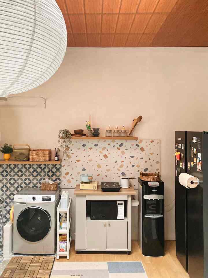 Styling minimalist kitchen dengan konsep open space yang terhubung dengan area laundry room ✨

Sebenarnya dapur ini merupakan dapur ke-2 pada rumah kami, yang saat ini dipakai sebagai dapur utama untuk memasak. 

Karena tidak ingin terlalu ribet dalam hal bersih-bersih, kami mencoba membuat dapur yang simpel dan sederhana. Mengingat yang terpenting adalah fungsi dari dapur itu sendiri.

Meski tanpa kitchen set, kami ingin membuat dapur terlihat tetap chic, dengan memasang rak ambalan panjang di atas area kompor sebagai tempat menaruh sejumlah peralatan dapur maupun item dekorasi.

Sementara untuk backsplash, kami memasang keramik bermotif terrazo agar lebih berwarna dan sesuai konsep area ini ala bohemian.

Kemudian, untuk lantai kami pakai vinyl dan lantai dek dari IKEA. Untuk menambah kesan hangat, kami memakai plafon berbahan PVC warna cokelat.

Agar dapur makin terlihat elegan, kami juga memasang lampu gantung berbentuk lampion.

#rakambalandapur #lampudapur #lantaidapur #plafondapur #backsplash #makeoverdapur #stylingdapur #dapurimpian 
