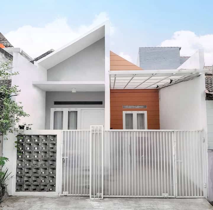 Hai! Selamat datang di rumah pertama kami. Rumah mungil dengan lebar muka 5m dan panjang 12m yang kami desain sendiri 🫶🏼

Fasadnya konsep minimalis dengan bentukan geometri sederhana yaitu kotak dan segitiga. Sengaja bagian genteng tidak diperlihatkan agar semakin mendukung konsep minimalist and clean. 

Aku memilih konsep ini agar rumah terlihat lebih luas dan modern. Tidak banyak perpaduan material yang digunakan, tapi aku pakai aksen roster sebagai focal point juga pada fasad rumahku.

Bagaimana? Semoga menginspirasi ya

#InspirasiFasad #StyleFasad #FasadRumah #PagarRumah #PagarRumahMinimalis
#WarnaCatPagar #RumahMinimalis #CatRumah #KursiTeras #RosterBeton