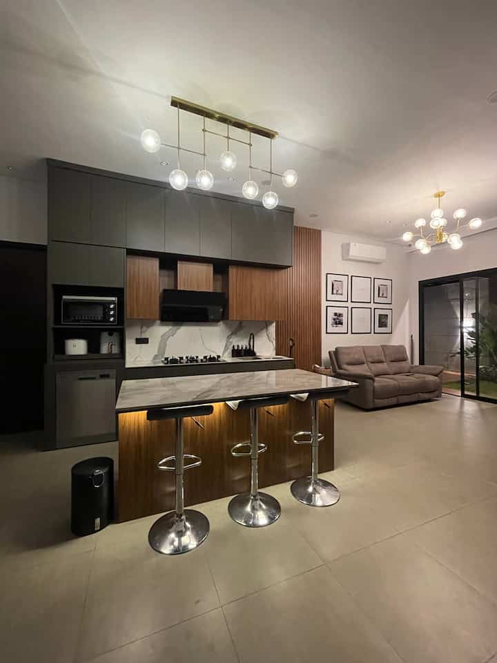 Ruang kelurga dan dapur menyatu menjadi satu bikin kebersamaan keluarga lebih terasa. Selain itu ngga bikin kelihatan sempit dan sirkulasi udara juga semakin baik! ✨ 

#Rumahminimalis #rumahmodernminimalis #kitchenarea #kitchenset #wallpannel #livingroom #livingroomare #dapurminimalis #ruangmakan #ruangkeluarga #RumahOpenSpace #RumahTanpaSekat #RumahLega 