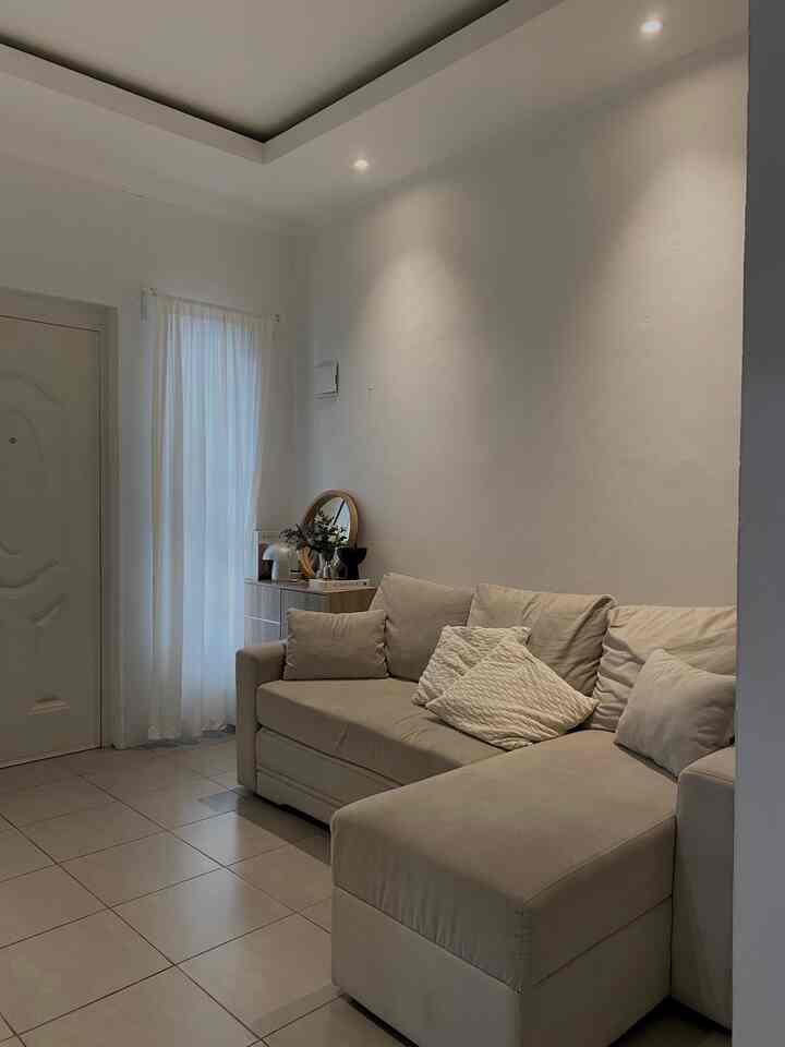Meskipun ruang tamu ini kecil dengan ukuran ruangan 3x3m, namun tetap terlihat lega, estetik, dan nyaman juga 😍✨ tips nya selain memilih ukuran & desain furniture yang minimalis, juga multifungsi. Seperti sofa yang ada di ruang ini yang bisa di jadikan storage & sofa bed. Dan lemari sepatu di sebelah sofa yang bisa dijadikan tempat dekorasi.

#TiraiRuangTamu #SofaMinimalis #Sofamultifungsi #LampuRuangTamu #RuanganTerbatas #RumahCompact #RumahMungil