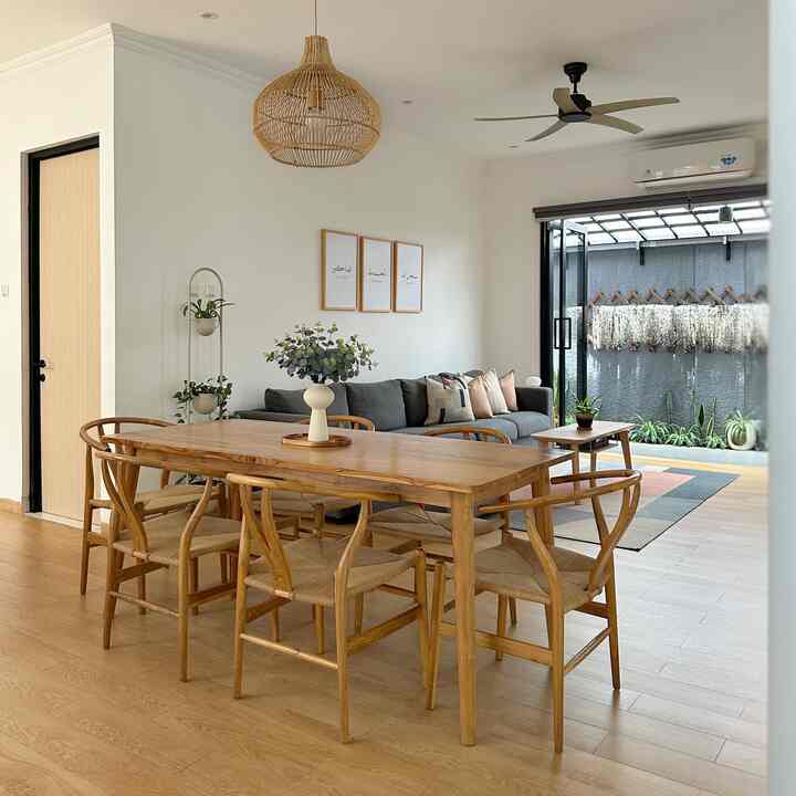 Inilah area openspaceku, dining room dan living room menyatu tanpa sekat. So far layout seperti ini menurutku yang paling nyaman buat kami. 

#rumahopenspace
#rumahtanpasekat
#rumahlega
#cat
#lantaigranit