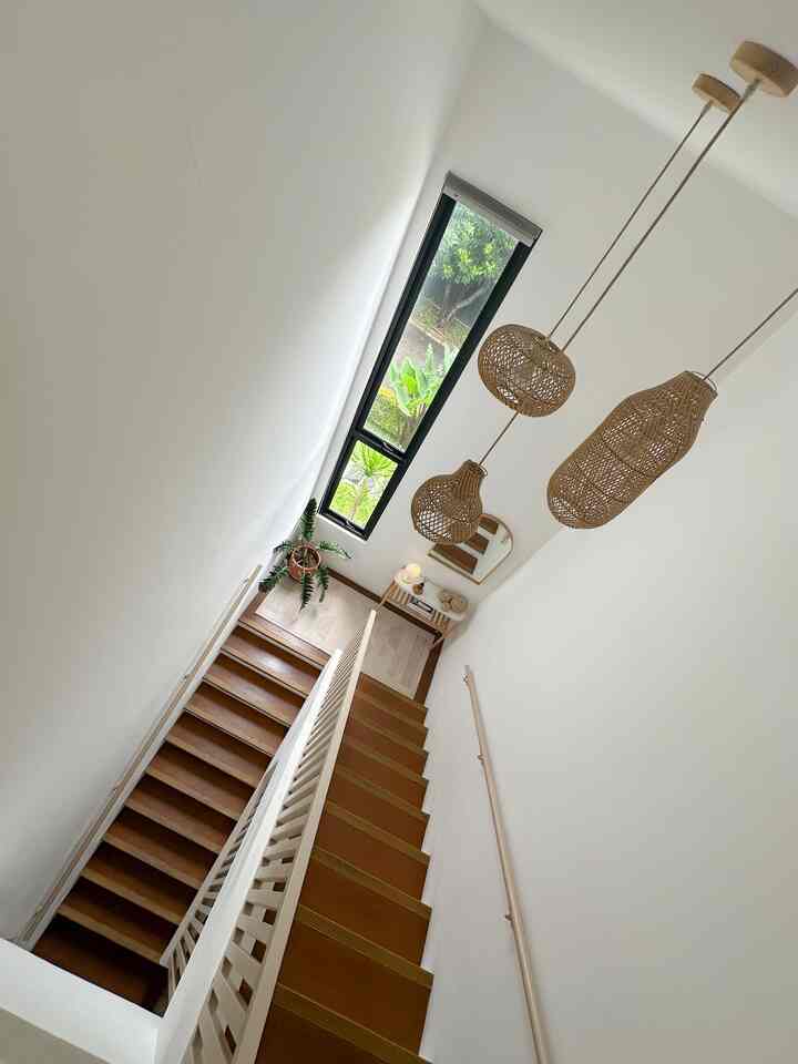 Inspirasi tangga

Anak tangga dirumah @arieskamarina menggunakan conwood decorative stair yang dicat menggunakan conwood warna walnut brown yang doff sehingga looknya terlihat seperti kayu. Warna coklat, beige dan putih masih dominan seperti di area lainnya dirumah ini yang mengusung earth tone sebagai color palette.

#inspirasitangga
#tangga
#stairs
#railingtanggaminimalis
#tanggaminimalis
