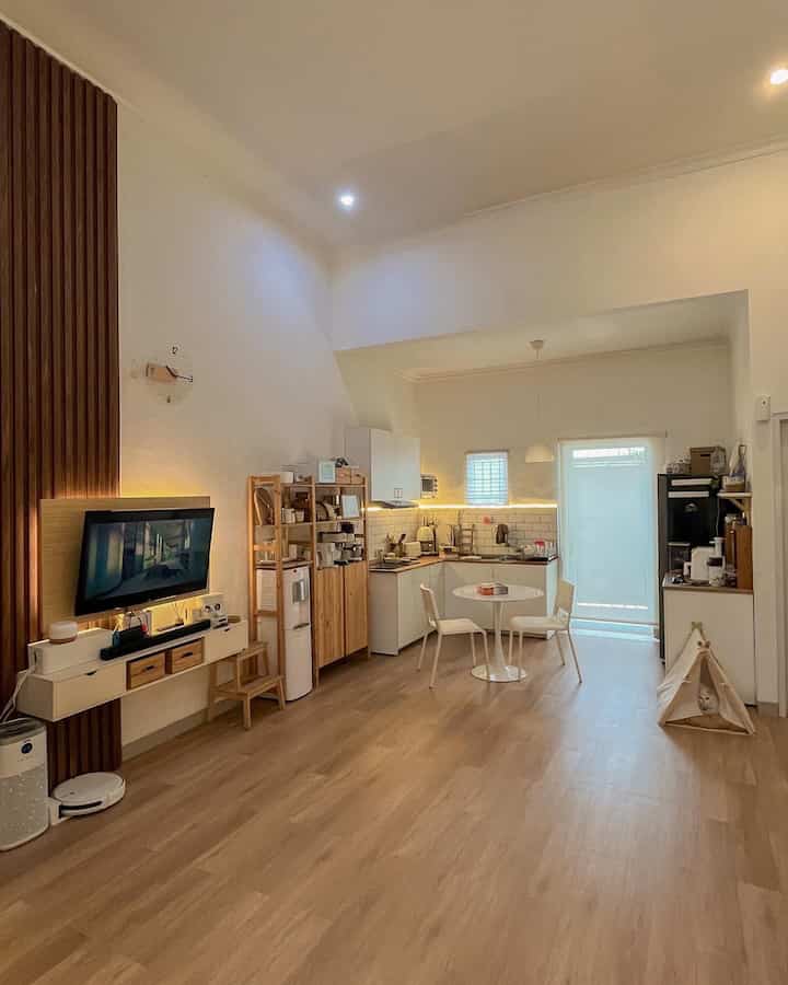 Dapur yang jadi satu dg living room sekaligus ruang tamu. Sambil masak bisa tetep barengan dg suami dan anak yang lagi nonton TV di living room. ❤️ #WPCDuma #VinylVarnesse #CatJotunChi #RumahOpenSpace #RumahTanpaSekat #RumahLega