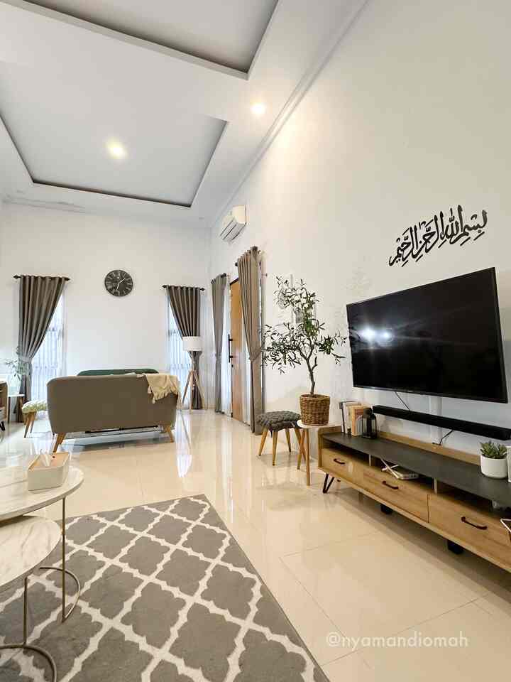 Living room yang menyatu dengan ruang TV/ruang keluarga di rumah @nyamandiomah✨

Sengaja didesain memanjang dan tanpa dekat agar memudahkan kumpul bersama keluarga, saudara dan juga teman dekat. Bisa digunakan untuk berbagai aktivitas seperti, mengobrol, menonton TV, makan cemilan, berolahraga, berlari/larian atau bermain, dan lain-lain. Benar-benar menjadi ruangan favorit yang nyaman dan leluasa!

Tinggi plafon kurang lebih 3.8 meter. Pemilihan cat tembok warna putih dan lantai granit warna krem, juga turut membuat ruangan terlihat lebih luas dan minimalis. 

#WarnaCatRumah #TinggiPlafon #PlafonGypsum #RumahOpenSpace #RumahTanpaSekat #RumahLega #nyamandiomah
